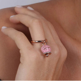 Anello in Metallo con campanella portafortuna pendente impreziosita da smalto rosa e cristalli